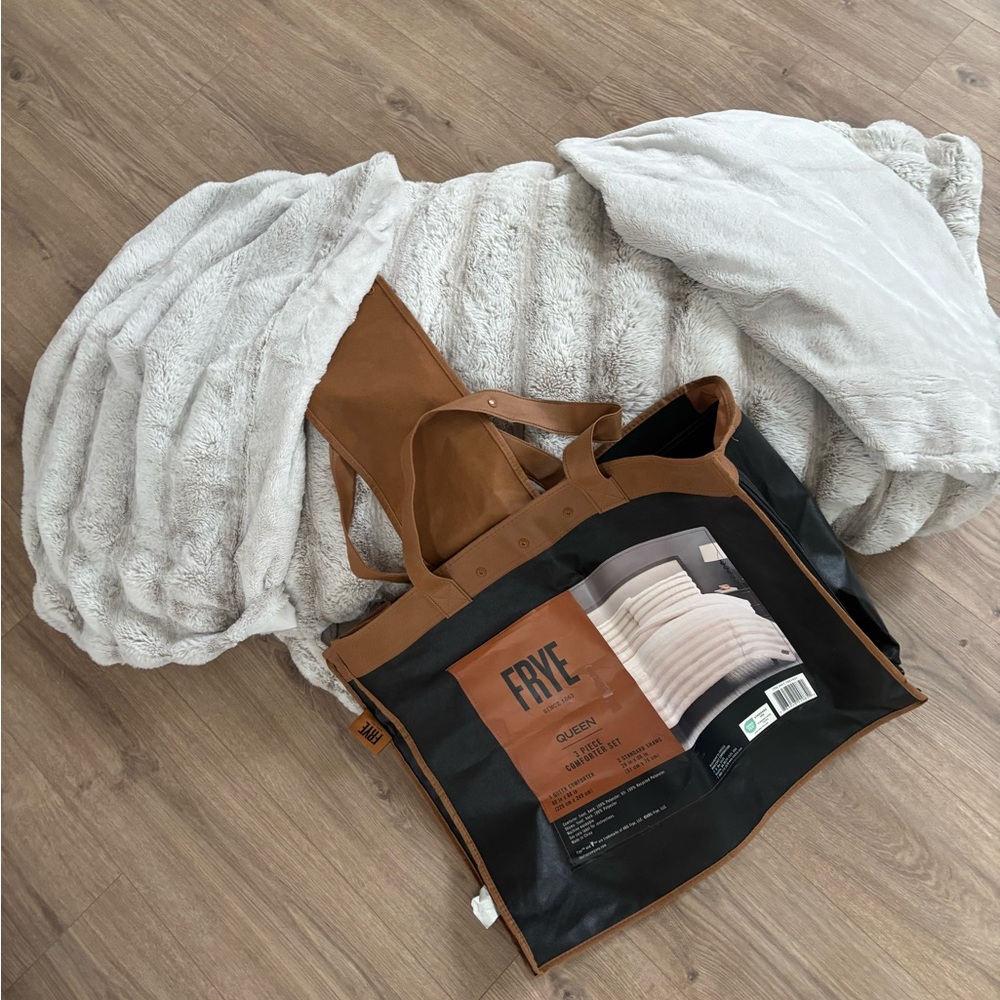 Frye NWOT 3 Piece Channel Faux Fur Comforter Set, Cream/Beige Queen,w Bag